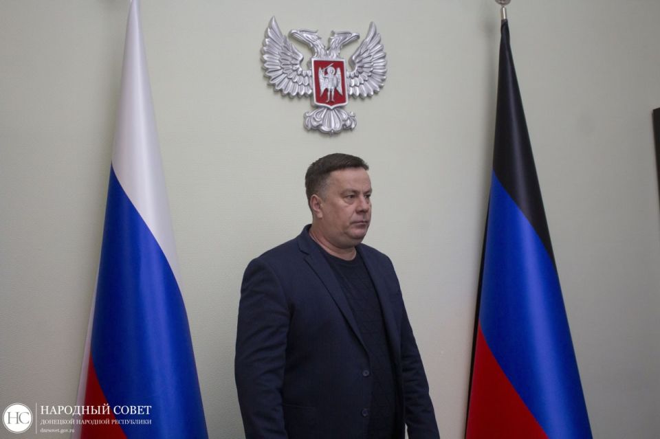 Константин Кузьмин: Вручил защитникам Отечества и волонтерам Благодарности Главы ДНР Константин Кузьмин: Вручил защитникам Отечества и волонтерам Благодарности Главы ДНР