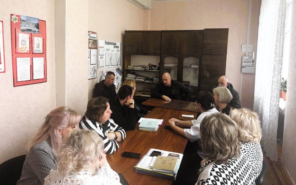 10 ноября заместитель главы Администрации городского округа Макеевка Евгений Марченко провел встречу с трудовым коллективом Средней школы № 98 в поселке Коммунар 10 ноября заместитель главы Администрации городского округа Макеевка Евгений Марченко провел встречу с трудовым коллективом Средней школы № 98 в поселке Коммунар