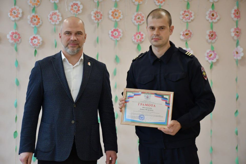 Сегодня, в День сотрудника органов внутренних дел Российской Федерации глава муниципального образования городского округа Дебальцево Сергей Желновач поздравил коллектив Отдела Министерства внутренних дел Российской Федерации... Сегодня, в День сотрудника органов внутренних дел Российской Федерации глава муниципального образования городского округа Дебальцево Сергей Желновач поздравил коллектив Отдела Министерства внутренних дел Российской Федерации...