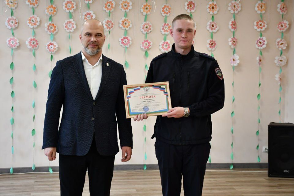 Сегодня, в День сотрудника органов внутренних дел Российской Федерации глава муниципального образования городского округа Дебальцево Сергей Желновач поздравил коллектив Отдела Министерства внутренних дел Российской Федерации... Сегодня, в День сотрудника органов внутренних дел Российской Федерации глава муниципального образования городского округа Дебальцево Сергей Желновач поздравил коллектив Отдела Министерства внутренних дел Российской Федерации...