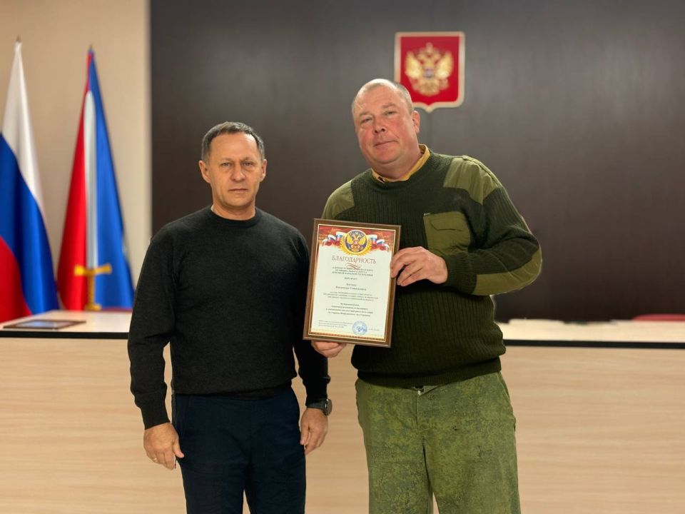 Александр Пеняев: Вручил благодарности и от души поблагодарил наших коммунальщиков – сотрудников Ясиноватского жилищно-эксплуатационного комбината и «Эко-Комфорт-Сервиса» за помощь в ликвидации последствий обстрела города... Александр Пеняев: Вручил благодарности и от души поблагодарил наших коммунальщиков – сотрудников Ясиноватского жилищно-эксплуатационного комбината и «Эко-Комфорт-Сервиса» за помощь в ликвидации последствий обстрела города...