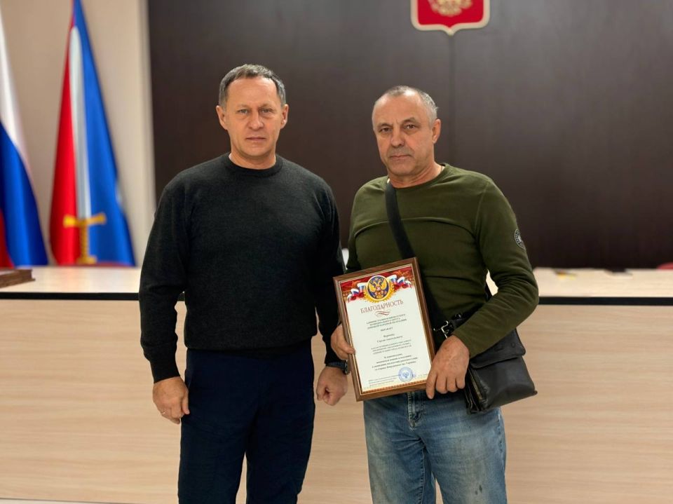 Александр Пеняев: Вручил благодарности и от души поблагодарил наших коммунальщиков – сотрудников Ясиноватского жилищно-эксплуатационного комбината и «Эко-Комфорт-Сервиса» за помощь в ликвидации последствий обстрела города... Александр Пеняев: Вручил благодарности и от души поблагодарил наших коммунальщиков – сотрудников Ясиноватского жилищно-эксплуатационного комбината и «Эко-Комфорт-Сервиса» за помощь в ликвидации последствий обстрела города...