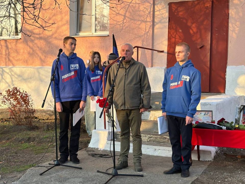 Активисты «Молодой Гвардии Единой России» Зугрэса открыли памятную Звезду Героя Активисты «Молодой Гвардии Единой России» Зугрэса открыли памятную Звезду Героя