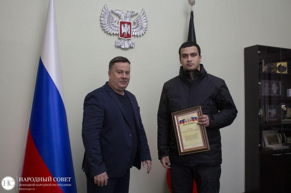 Константин Кузьмин: Вручил защитникам Отечества и волонтерам Благодарности Главы ДНР Константин Кузьмин: Вручил защитникам Отечества и волонтерам Благодарности Главы ДНР