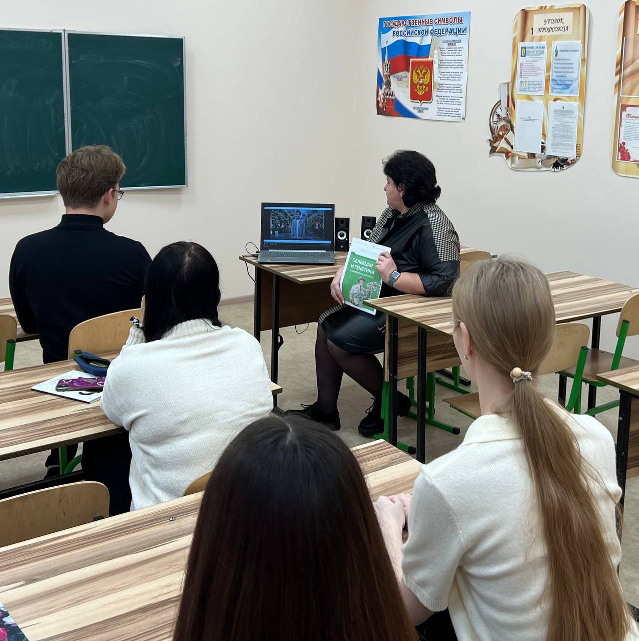 10 ноября 2025 года в ГБОУ «Мироновская школа №10 г.о. Дебальцево» прошла традиционная еженедельная линейка, которая началась с исполнения гимнов Российской Федерации и Донецкой Народной Республики 10 ноября 2025 года в ГБОУ «Мироновская школа №10 г.о. Дебальцево» прошла традиционная еженедельная линейка, которая началась с исполнения гимнов Российской Федерации и Донецкой Народной Республики