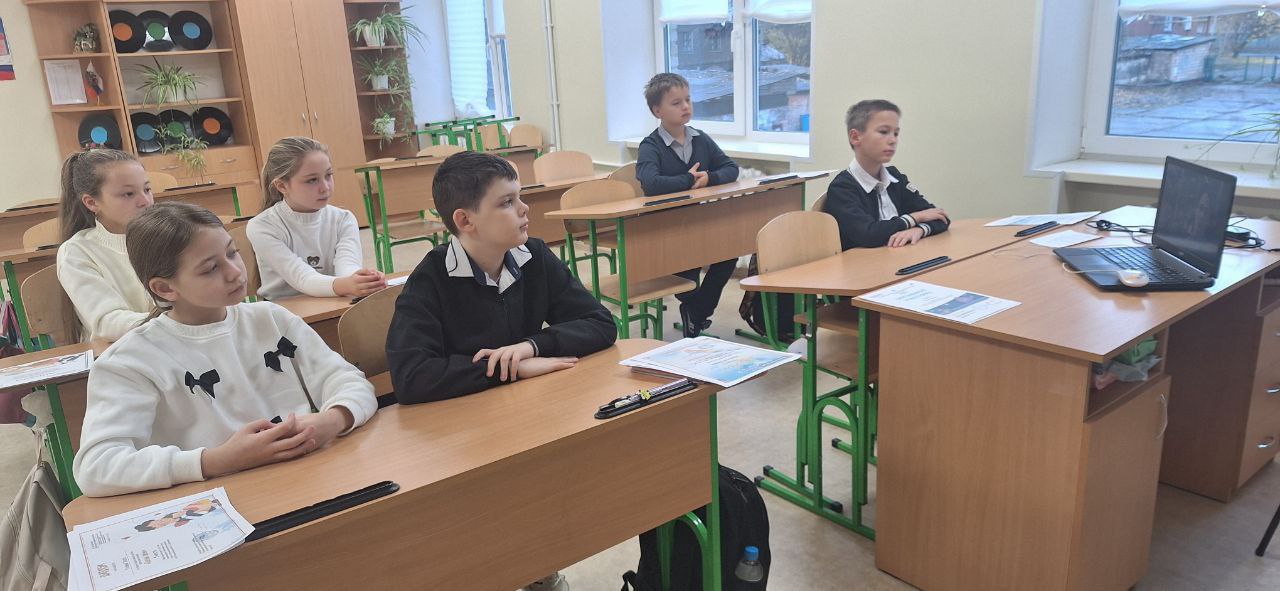 10 ноября 2025 года в ГБОУ «Мироновская школа №10 г.о. Дебальцево» прошла традиционная еженедельная линейка, которая началась с исполнения гимнов Российской Федерации и Донецкой Народной Республики 10 ноября 2025 года в ГБОУ «Мироновская школа №10 г.о. Дебальцево» прошла традиционная еженедельная линейка, которая началась с исполнения гимнов Российской Федерации и Донецкой Народной Республики