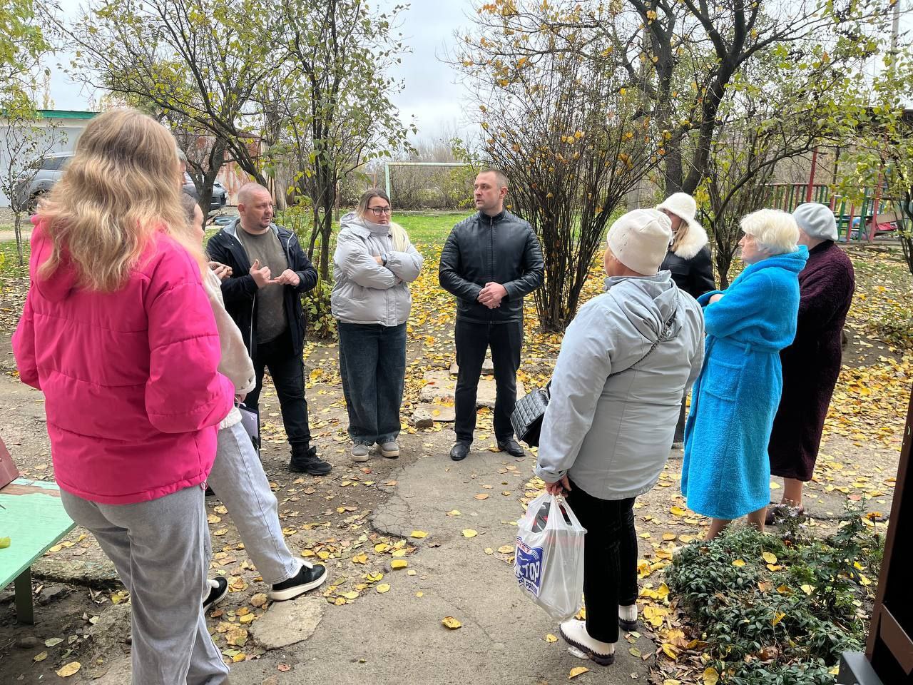 Депутат Максим Королюк провел сход с жителями Зугрэса Депутат Максим Королюк провел сход с жителями Зугрэса