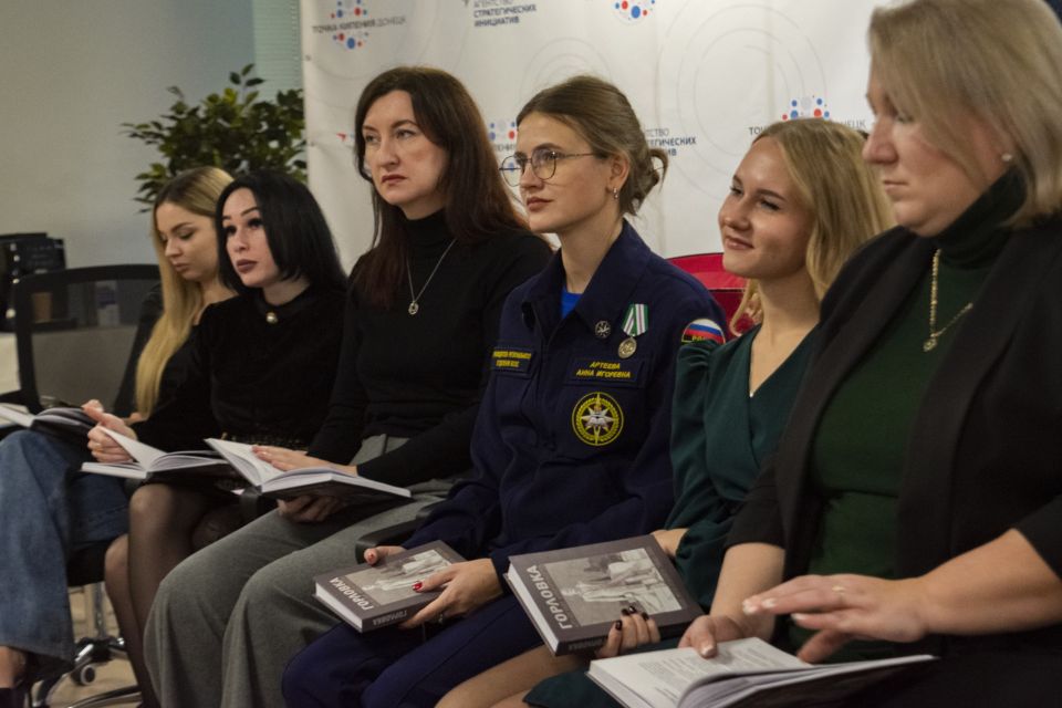 Город-герой и его истории. Член Общественной Палаты ДНР, руководитель Донецкого РО ВСКС Анна Артеева приняла участие в мероприятии на площадке «Точки кипения», где был представлен литературный сборник «Горловка. Это моя... Город-герой и его истории. Член Общественной Палаты ДНР, руководитель Донецкого РО ВСКС Анна Артеева приняла участие в мероприятии на площадке «Точки кипения», где был представлен литературный сборник «Горловка. Это моя...