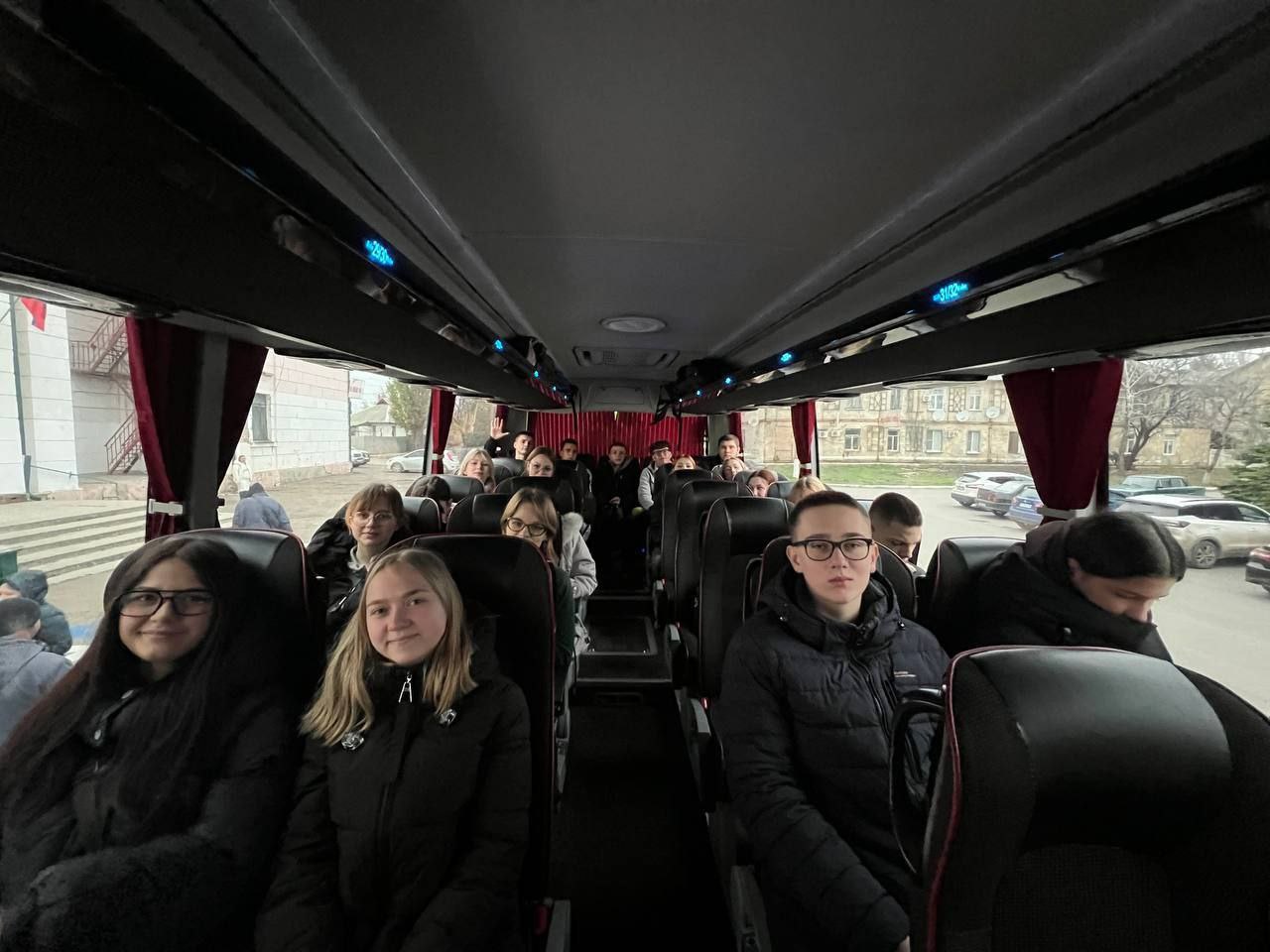 В рамках проекта "Университетские смены" 8 ноября 2025 года 30 ребят из Шахтёрска и Шахтёрского района, преодолеют расстояние более 10000 км к острову Сахалин в город Южно-Сахалинск В рамках проекта "Университетские смены" 8 ноября 2025 года 30 ребят из Шахтёрска и Шахтёрского района, преодолеют расстояние более 10000 км к острову Сахалин в город Южно-Сахалинск