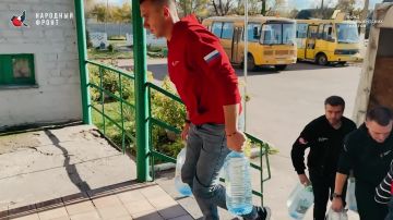 Народный фронт ДНР доставил в сельскую школу 3 кубовые емкости с технической водой и 630 литров питьевой воды