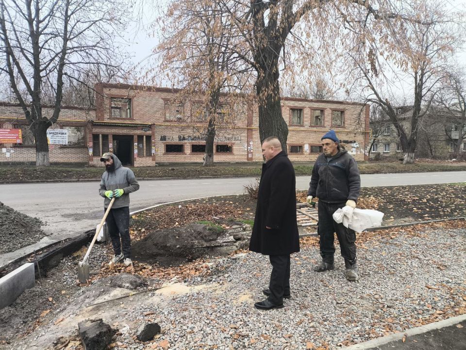 Денис Зубов: Администрацией городского округа Иловайск продолжаются работы по реализации мероприятия "благоустройство сквера в районе дома № 1 по переулку Театральный" Денис Зубов: Администрацией городского округа Иловайск продолжаются работы по реализации мероприятия "благоустройство сквера в районе дома № 1 по переулку Театральный"