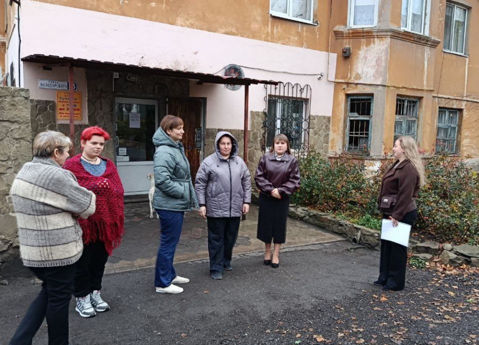 11 ноября в Советском внутригородском районе депутат Макеевского городского совета первого созыва Алена Трякина провела встречу с жителями жилого массива Авторемзавод по улице Володарского возле дома 38 11 ноября в Советском внутригородском районе депутат Макеевского городского совета первого созыва Алена Трякина провела встречу с жителями жилого массива Авторемзавод по улице Володарского возле дома 38