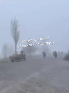 Видео на въезде в Покровск/Красноармейск: российские штурмовики под прикрытием тумана въезжают в город на транспорте