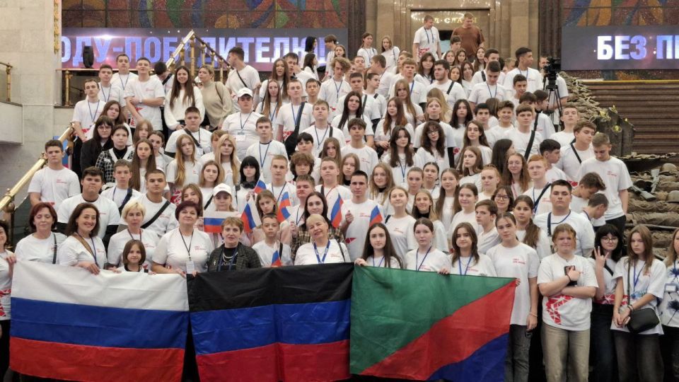 Иван Приходько: По приглашению Министра энергетики Российской Федерации Сергея Евгеньевича Цивилева и при поддержке Музея Победы 150 юных горловчан в возрасте от 13 до 17 лет побывали в Москве в рамках проекта «Дважды... Иван Приходько: По приглашению Министра энергетики Российской Федерации Сергея Евгеньевича Цивилева и при поддержке Музея Победы 150 юных горловчан в возрасте от 13 до 17 лет побывали в Москве в рамках проекта «Дважды...