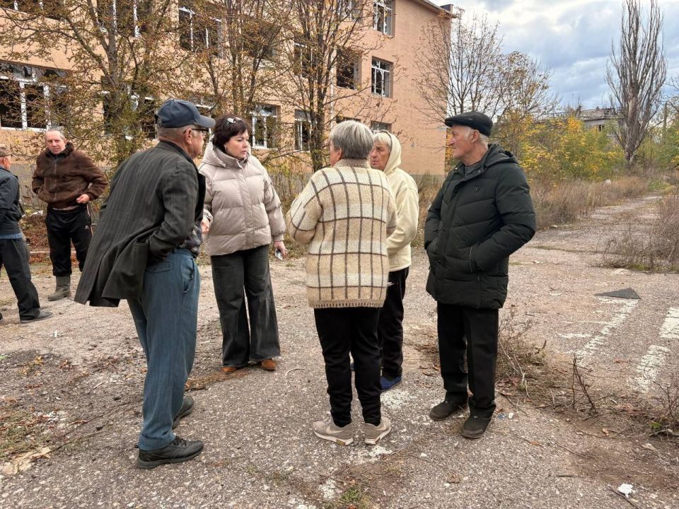 ВСТРЕЧИ С ЖИТЕЛЯМИ. 11 ноября 2025 года депутаты Ясиноватского муниципального совета Донецкой Народной Республики от фракции «Единая Россия» Анна Бондарь и Владислав Мурай провели встречу с жителями ВСТРЕЧИ С ЖИТЕЛЯМИ. 11 ноября 2025 года депутаты Ясиноватского муниципального совета Донецкой Народной Республики от фракции «Единая Россия» Анна Бондарь и Владислав Мурай провели встречу с жителями