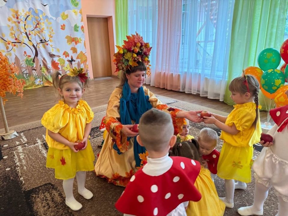 ОСЕННЕЕ ВОЛШЕБСТВО.... Цикл осенних праздников во всех возрастных группах ГКДОУ "Детский сад №8 г.о. Дебальцево" ДНР (заведующий Щербинина Л.В) продолжает осеннюю тематику интересных познавательных занятий, квестов, ... ОСЕННЕЕ ВОЛШЕБСТВО.... Цикл осенних праздников во всех возрастных группах ГКДОУ "Детский сад №8 г.о. Дебальцево" ДНР (заведующий Щербинина Л.В) продолжает осеннюю тематику интересных познавательных занятий, квестов, ...