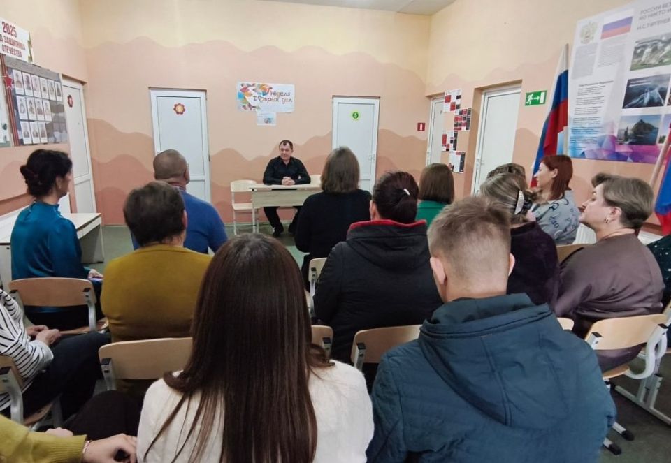 Диалог с педагогами. Заместитель главы администрации Шахтерского округа Юрий Касицкий посетил учебно-воспитательный комплекс с. Степановка Диалог с педагогами. Заместитель главы администрации Шахтерского округа Юрий Касицкий посетил учебно-воспитательный комплекс с. Степановка