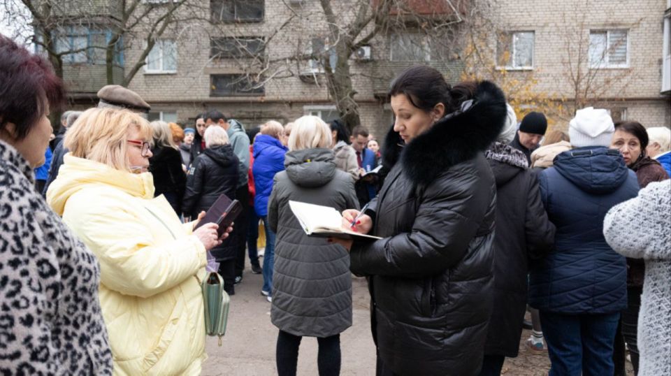 Анна Кондрыкинская встретилась с жителями улицы Кольцевая в Куйбышевском районе Донецка Анна Кондрыкинская встретилась с жителями улицы Кольцевая в Куйбышевском районе Донецка