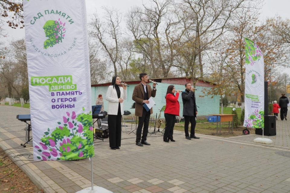 ПСБ высадил памятные аллеи в городах Донбасса к 80-летию Победы ПСБ высадил памятные аллеи в городах Донбасса к 80-летию Победы