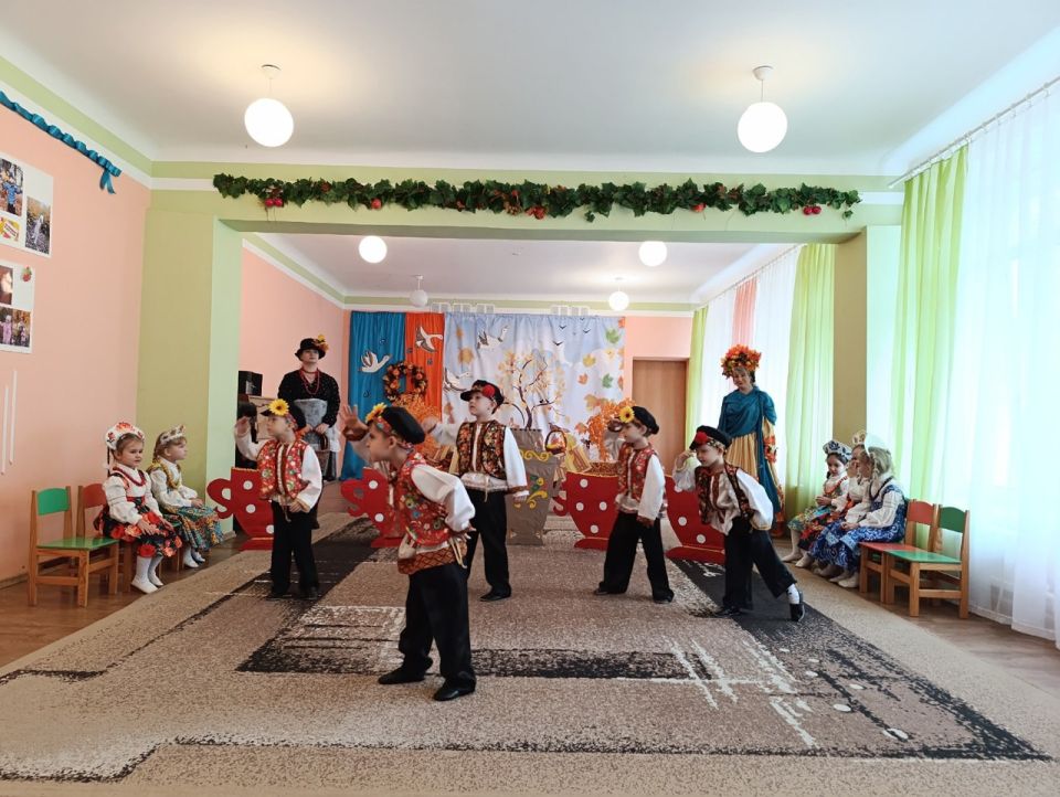 ОСЕННЕЕ ВОЛШЕБСТВО.... Цикл осенних праздников во всех возрастных группах ГКДОУ "Детский сад №8 г.о. Дебальцево" ДНР (заведующий Щербинина Л.В) продолжает осеннюю тематику интересных познавательных занятий, квестов, ... ОСЕННЕЕ ВОЛШЕБСТВО.... Цикл осенних праздников во всех возрастных группах ГКДОУ "Детский сад №8 г.о. Дебальцево" ДНР (заведующий Щербинина Л.В) продолжает осеннюю тематику интересных познавательных занятий, квестов, ...