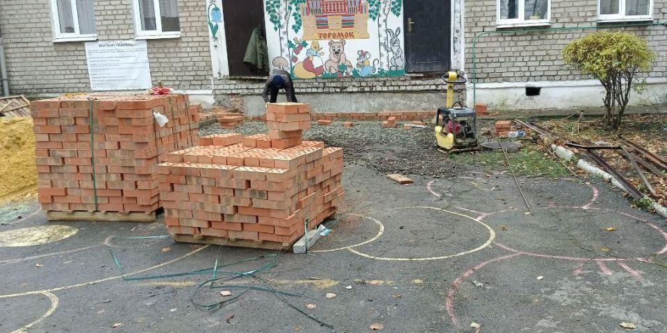 Денис Зубов: Нижегородские подрядчики продолжают работы по благоустройству детского сада №17 "Теремок" Денис Зубов: Нижегородские подрядчики продолжают работы по благоустройству детского сада №17 "Теремок"
