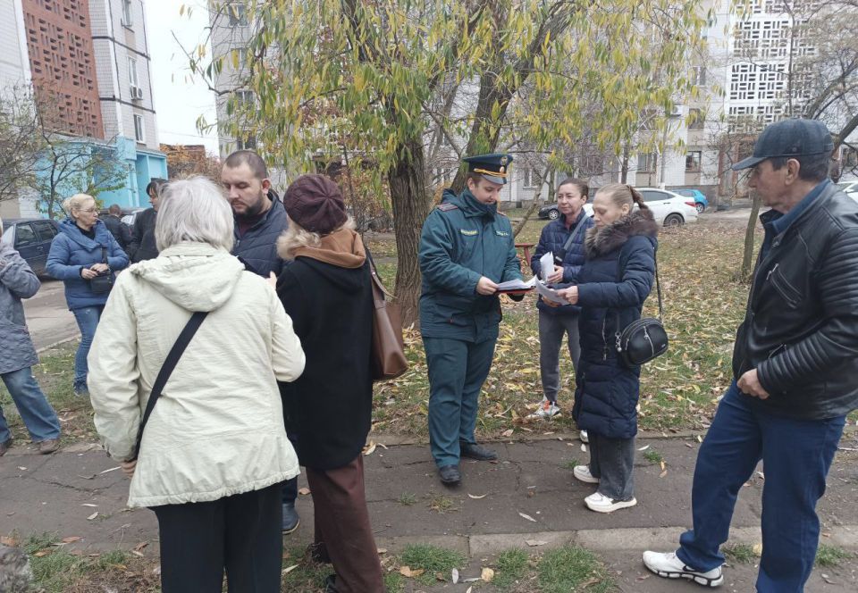 Продолжаются сходы с жителями Ленинского района города Донецка Продолжаются сходы с жителями Ленинского района города Донецка