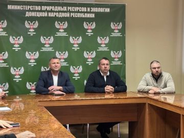 Провел рабочую встречу с Председателем Комитета по природным ресурсам Ленинградской области Федором Стуловым и заместителем директора ЛОГКУ "Управление лесами Ленинградской области" Дмитрием Батищевым