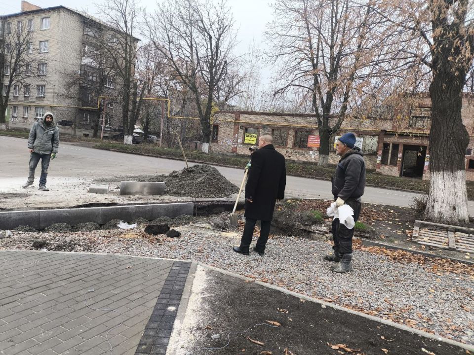 Денис Зубов: Администрацией городского округа Иловайск продолжаются работы по реализации мероприятия "благоустройство сквера в районе дома № 1 по переулку Театральный" Денис Зубов: Администрацией городского округа Иловайск продолжаются работы по реализации мероприятия "благоустройство сквера в районе дома № 1 по переулку Театральный"