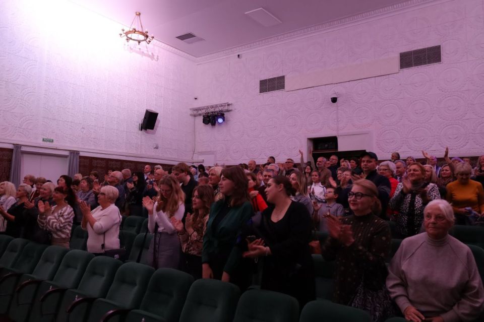 Концертную программу «В ритме вальса» представил на домашней сцене Мариупольский эстрадно-симфонический оркестр Концертную программу «В ритме вальса» представил на домашней сцене Мариупольский эстрадно-симфонический оркестр