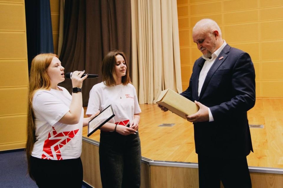 Иван Приходько: По приглашению Министра энергетики Российской Федерации Сергея Евгеньевича Цивилева и при поддержке Музея Победы 150 юных горловчан в возрасте от 13 до 17 лет побывали в Москве в рамках проекта «Дважды... Иван Приходько: По приглашению Министра энергетики Российской Федерации Сергея Евгеньевича Цивилева и при поддержке Музея Победы 150 юных горловчан в возрасте от 13 до 17 лет побывали в Москве в рамках проекта «Дважды...