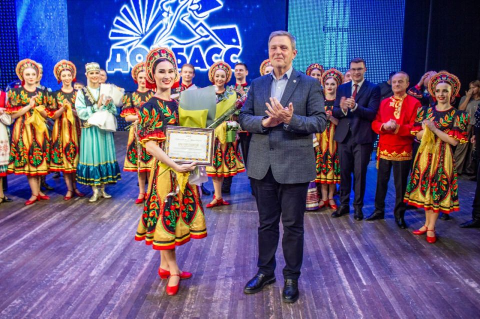 Сотрудники «Донбасса» отмечены наградами и благодарностями руководства Республики Сотрудники «Донбасса» отмечены наградами и благодарностями руководства Республики