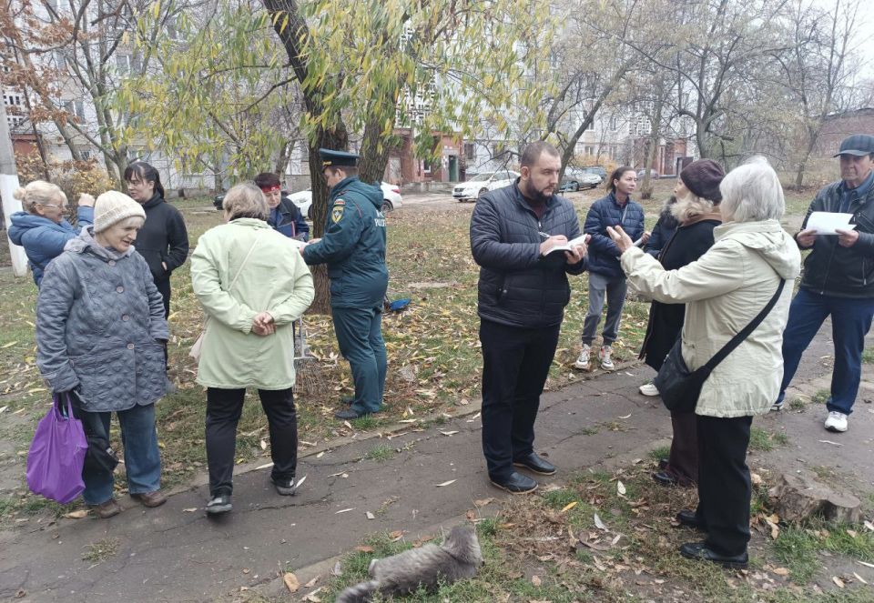 Продолжаются сходы с жителями Ленинского района города Донецка Продолжаются сходы с жителями Ленинского района города Донецка