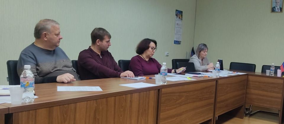 РАБОТА КОМИТЕТОВ. Сергей Скиданов провел заседание постоянного комитета по вопросам городского хозяйства и муниципальной собственности, на котором рассмотрен ряд вопросов РАБОТА КОМИТЕТОВ. Сергей Скиданов провел заседание постоянного комитета по вопросам городского хозяйства и муниципальной собственности, на котором рассмотрен ряд вопросов