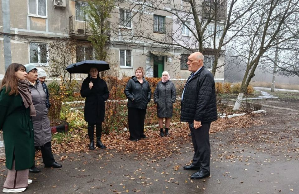 11 ноября в Советском внутригородском районе депутат Макеевского городского совета первого созыва Олег Венжега провел встречу с жителями по улице Середы возле дома 7 11 ноября в Советском внутригородском районе депутат Макеевского городского совета первого созыва Олег Венжега провел встречу с жителями по улице Середы возле дома 7