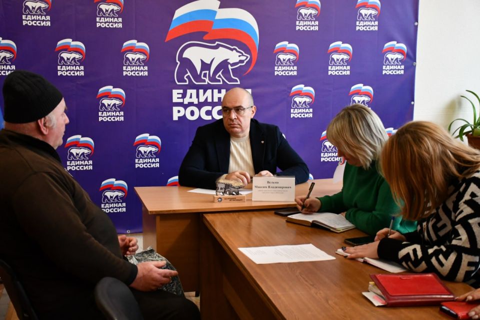 Сегодня, в общественной приемной Всероссийской политической партии «Единая Россия» первый заместитель главы администрации городского округа Дебальцево, Максим Вельма провел прием граждан Сегодня, в общественной приемной Всероссийской политической партии «Единая Россия» первый заместитель главы администрации городского округа Дебальцево, Максим Вельма провел прием граждан