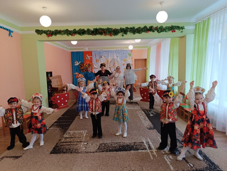 ОСЕННЕЕ ВОЛШЕБСТВО.... Цикл осенних праздников во всех возрастных группах ГКДОУ "Детский сад №8 г.о. Дебальцево" ДНР (заведующий Щербинина Л.В) продолжает осеннюю тематику интересных познавательных занятий, квестов, ... ОСЕННЕЕ ВОЛШЕБСТВО.... Цикл осенних праздников во всех возрастных группах ГКДОУ "Детский сад №8 г.о. Дебальцево" ДНР (заведующий Щербинина Л.В) продолжает осеннюю тематику интересных познавательных занятий, квестов, ...