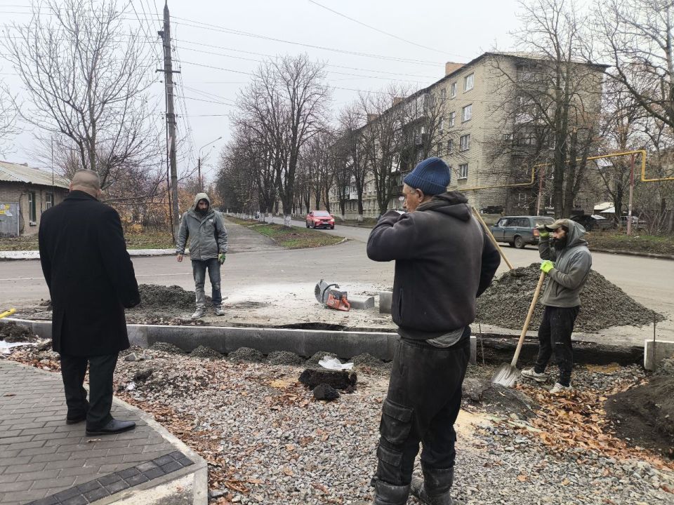 Денис Зубов: Администрацией городского округа Иловайск продолжаются работы по реализации мероприятия "благоустройство сквера в районе дома № 1 по переулку Театральный" Денис Зубов: Администрацией городского округа Иловайск продолжаются работы по реализации мероприятия "благоустройство сквера в районе дома № 1 по переулку Театральный"