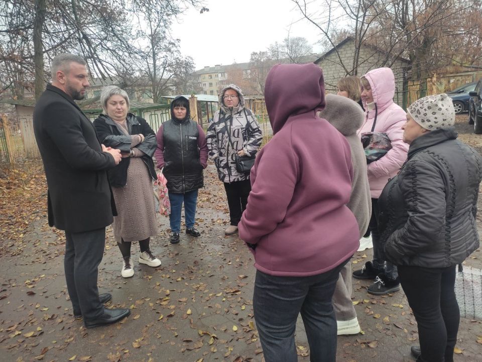 11 ноября, по поручению Главы Республики Дениса Пушилина, спикер-активист Алексей Боршош провел встречу с жителями Кировского района на подведомственной территории по адресу квартал Химик, 42 11 ноября, по поручению Главы Республики Дениса Пушилина, спикер-активист Алексей Боршош провел встречу с жителями Кировского района на подведомственной территории по адресу квартал Химик, 42