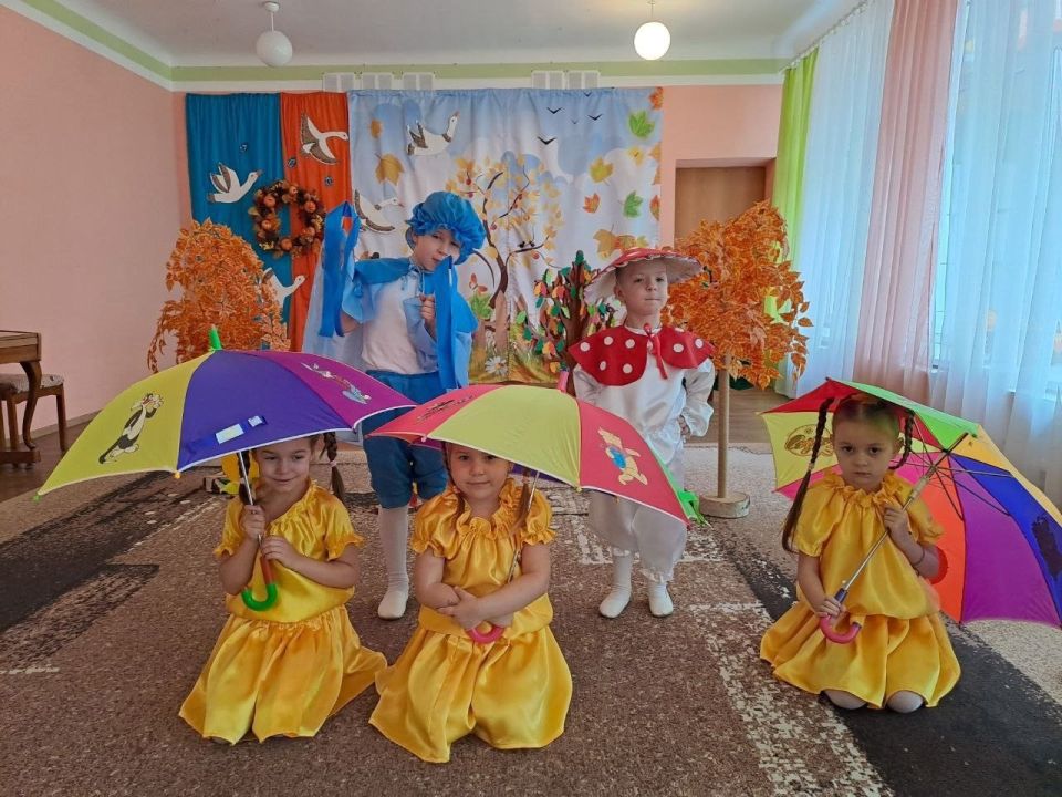 ОСЕННЕЕ ВОЛШЕБСТВО.... Цикл осенних праздников во всех возрастных группах ГКДОУ "Детский сад №8 г.о. Дебальцево" ДНР (заведующий Щербинина Л.В) продолжает осеннюю тематику интересных познавательных занятий, квестов, ... ОСЕННЕЕ ВОЛШЕБСТВО.... Цикл осенних праздников во всех возрастных группах ГКДОУ "Детский сад №8 г.о. Дебальцево" ДНР (заведующий Щербинина Л.В) продолжает осеннюю тематику интересных познавательных занятий, квестов, ...