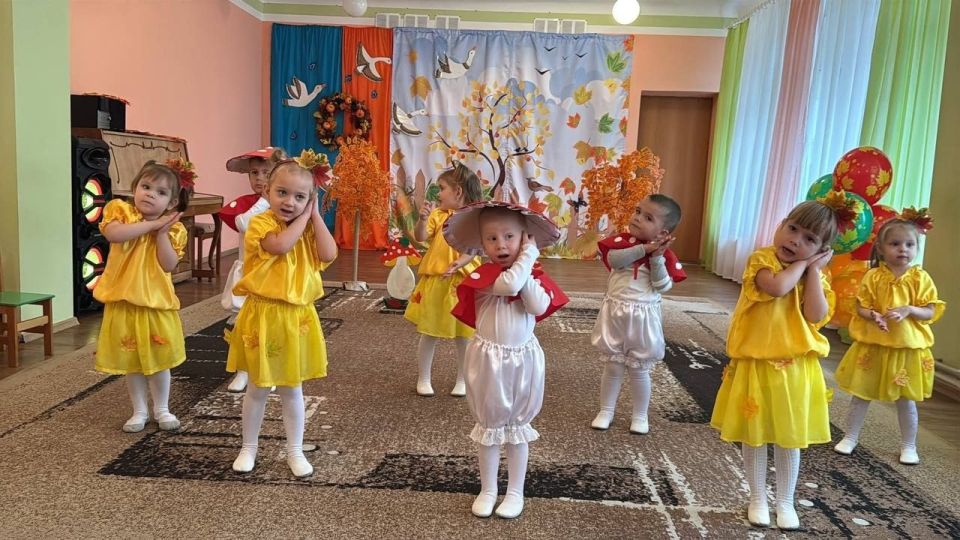 ОСЕННЕЕ ВОЛШЕБСТВО.... Цикл осенних праздников во всех возрастных группах ГКДОУ "Детский сад №8 г.о. Дебальцево" ДНР (заведующий Щербинина Л.В) продолжает осеннюю тематику интересных познавательных занятий, квестов, ... ОСЕННЕЕ ВОЛШЕБСТВО.... Цикл осенних праздников во всех возрастных группах ГКДОУ "Детский сад №8 г.о. Дебальцево" ДНР (заведующий Щербинина Л.В) продолжает осеннюю тематику интересных познавательных занятий, квестов, ...