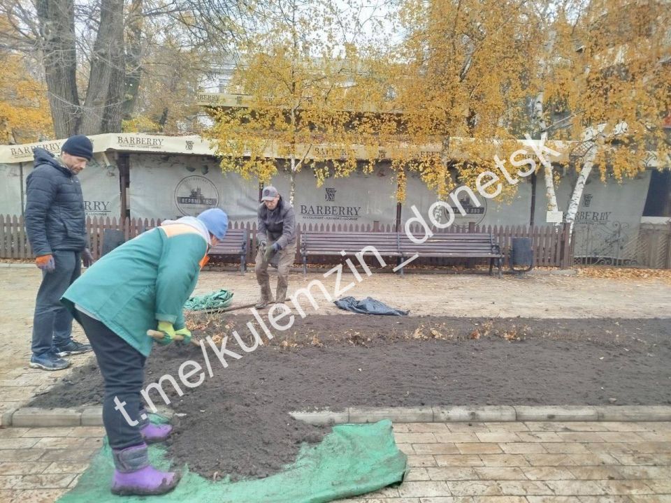 Специалисты коммунального предприятия «Зелёное строительство» продолжают благоустройство во всех районах нашего города Специалисты коммунального предприятия «Зелёное строительство» продолжают благоустройство во всех районах нашего города