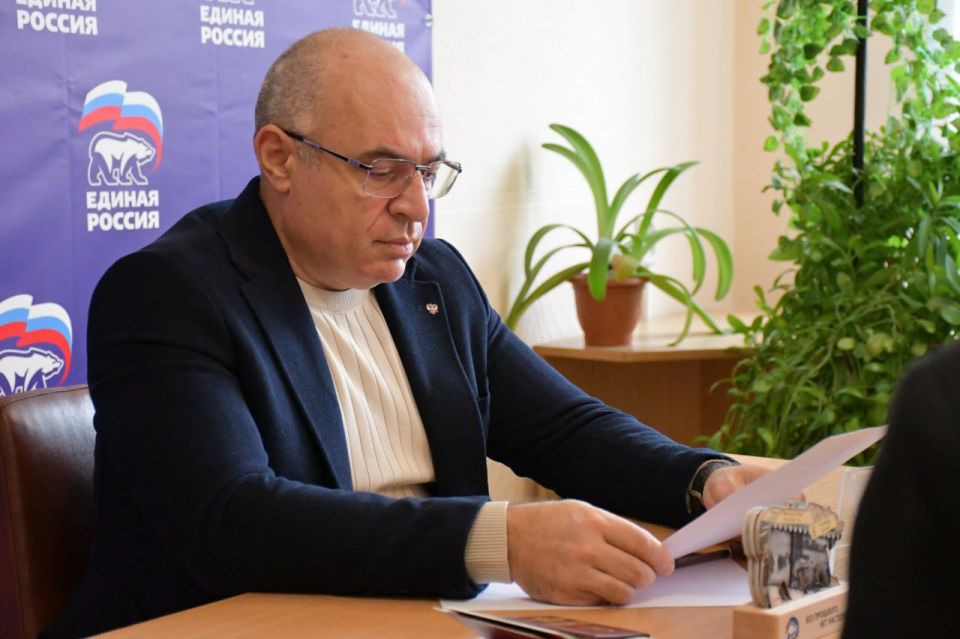 Сегодня, в общественной приемной Всероссийской политической партии «Единая Россия» первый заместитель главы администрации городского округа Дебальцево, Максим Вельма провел прием граждан Сегодня, в общественной приемной Всероссийской политической партии «Единая Россия» первый заместитель главы администрации городского округа Дебальцево, Максим Вельма провел прием граждан