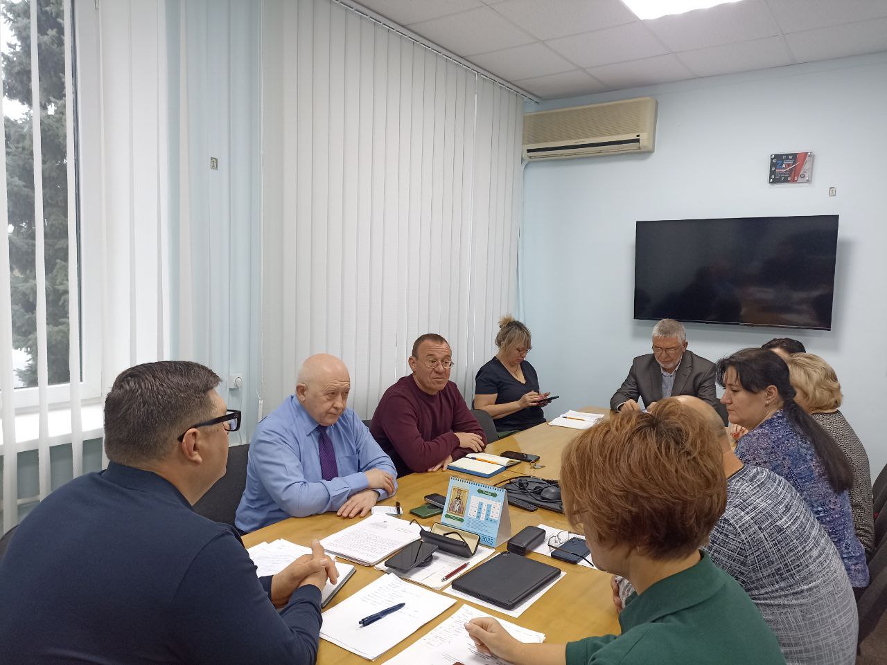 Василий Овчаров: Сегодня, 11 ноября, провел оперативное совещание по рабочим вопросам с участием заместителей Главы и руководителей структурных подразделений Администрации округа