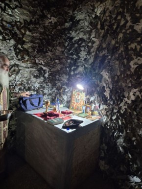 Апти Алаудинов: Наш дорогой старший Брат, настоятель Свято-Никольского храма посёлка Ракитное, протоиерей Николай Германский провёл таинство причастия и молебен для православных военнослужащих группы "Бати" спецназа "АХМАТ"...