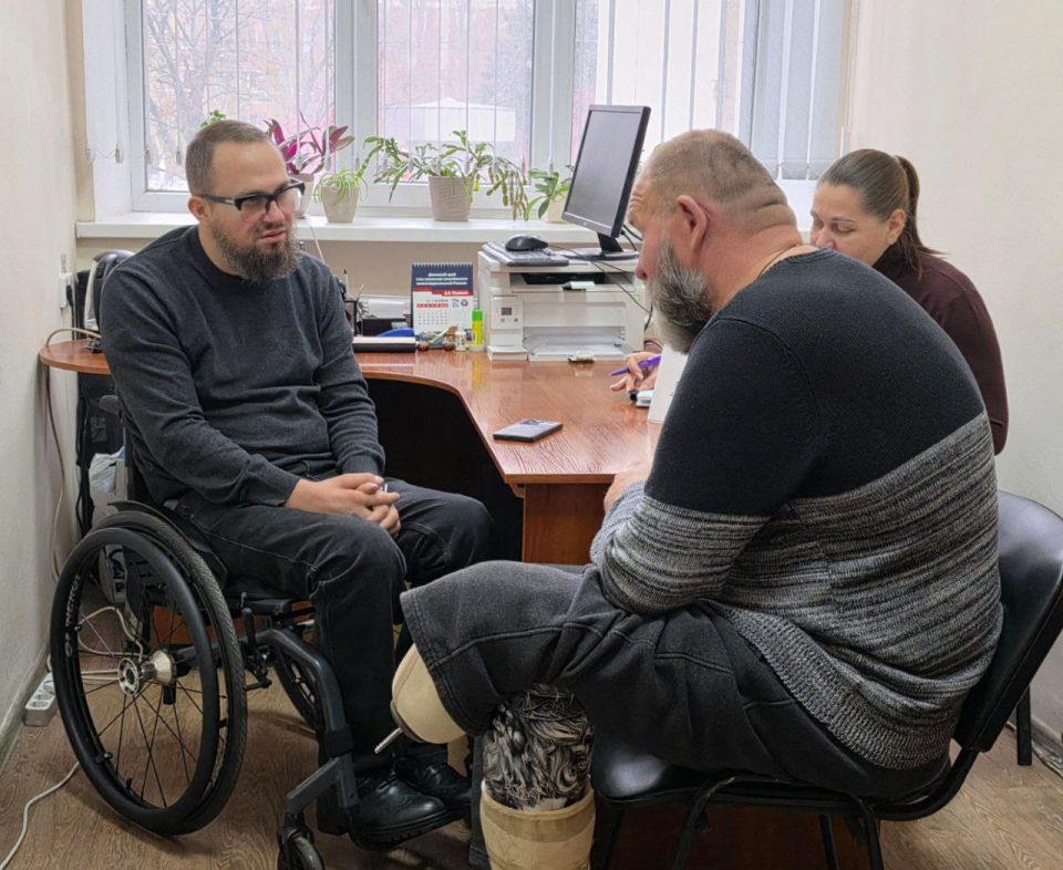 Секретарь #Комитет_по_труду_занятости_социальной_политике_и_делам_ветеранов Ярослав Лисобей (фракция «Единая Россия») провел прием граждан в общественной приёмной партии «Единая Россия» в Ворошиловском районе Донецка Секретарь #Комитет_по_труду_занятости_социальной_политике_и_делам_ветеранов Ярослав Лисобей (фракция «Единая Россия») провел прием граждан в общественной приёмной партии «Единая Россия» в Ворошиловском районе Донецка