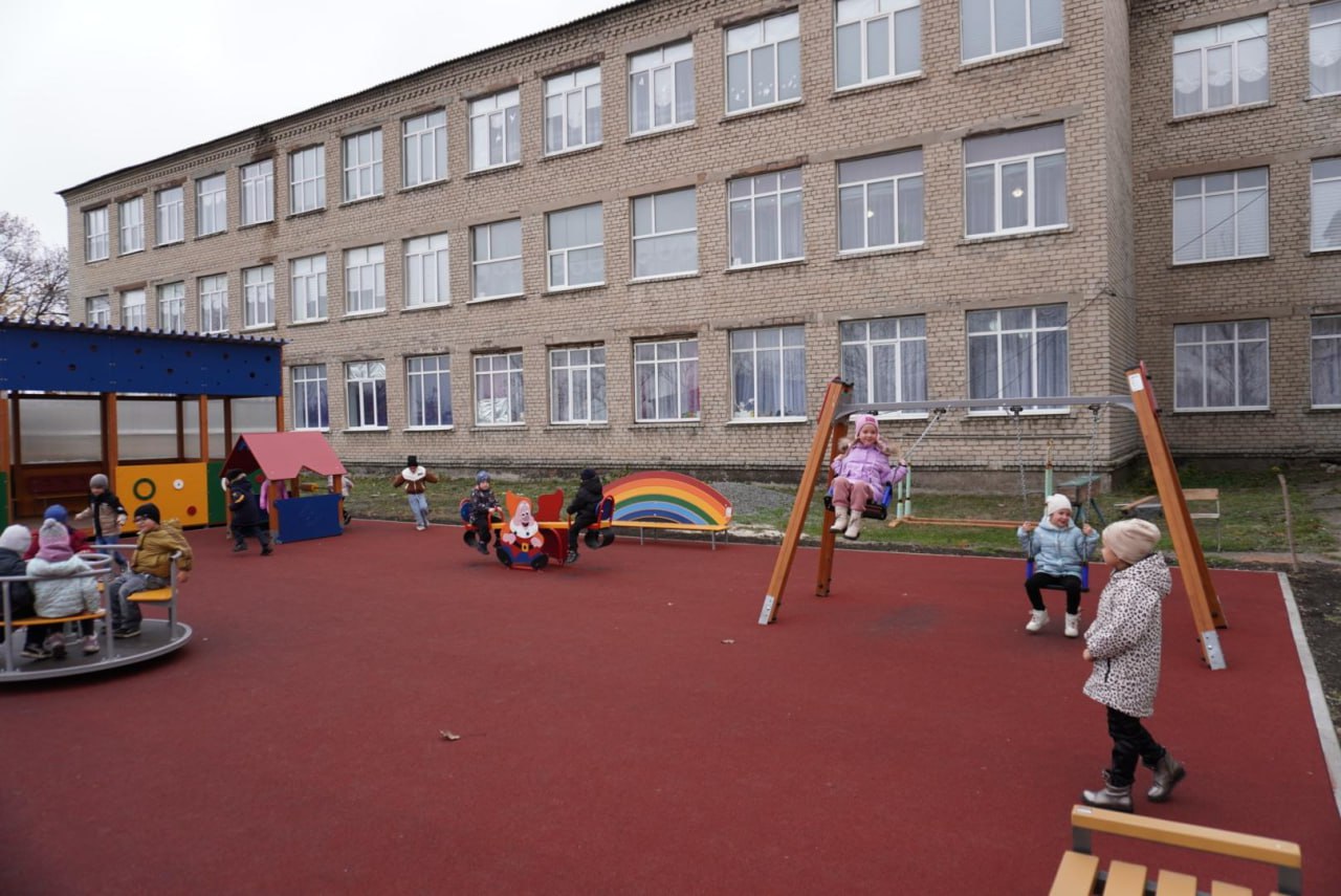 Сотрудница шахтерского УВК № 1 поблагодарила сахалинцев за новую площадку Сотрудница шахтерского УВК № 1 поблагодарила сахалинцев за новую площадку