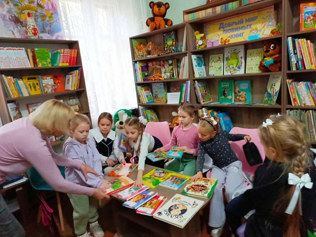 В Зугрэсской библиотеке-филиале №3 состоялась встреча с участниками изостудии «Радуга» В Зугрэсской библиотеке-филиале №3 состоялась встреча с участниками изостудии «Радуга»