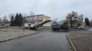 Николай Михайлов: В поселке Старобешево начаты работы по текущему ремонту дорожного покрытия по улице П. Ангелиной. Работы выполняются за счет средств муниципального бюджета Администрации Старобешевского муниципального округа