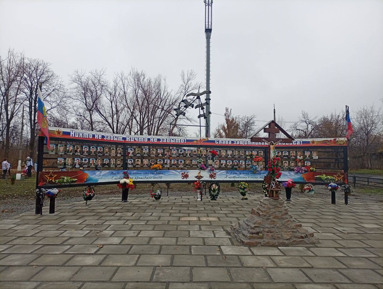 В память о погибших на Донбассе высадили деревья и открыли «Аллею славы» в пгт Рассыпное, Донецкой Народной Республики В память о погибших на Донбассе высадили деревья и открыли «Аллею славы» в пгт Рассыпное, Донецкой Народной Республики