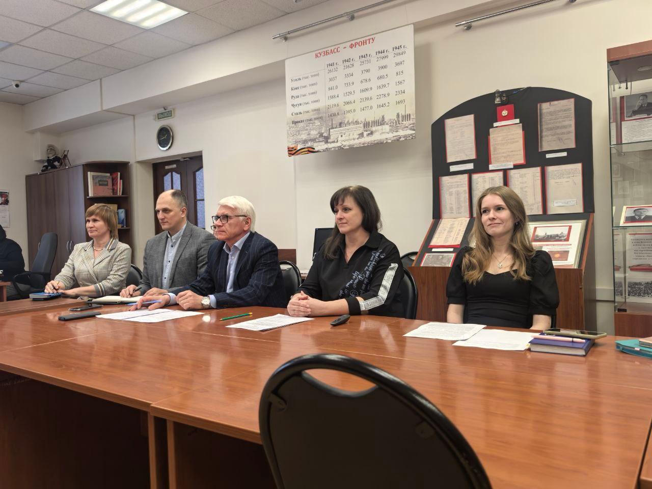 Сотрудники кемеровского городского архива провели онлайн-встречу с коллегами из Горловки Сотрудники кемеровского городского архива провели онлайн-встречу с коллегами из Горловки
